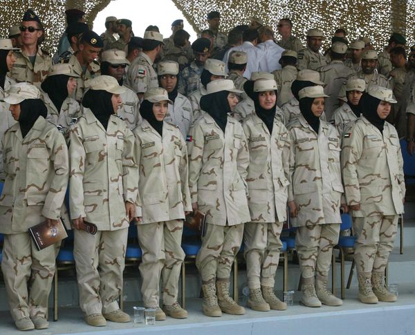 Эмиратские женщины-солдаты во время военных учений недалеко от Абу-Даби