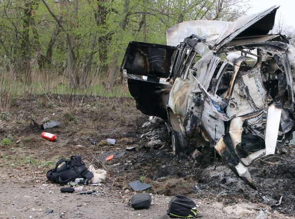 Место подрыва автомобиля сотрудников патруля миссии ОБСЕ в Луганской области