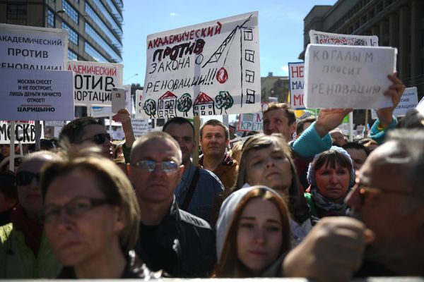 Митинг против сноса пятиэтажек в Москве