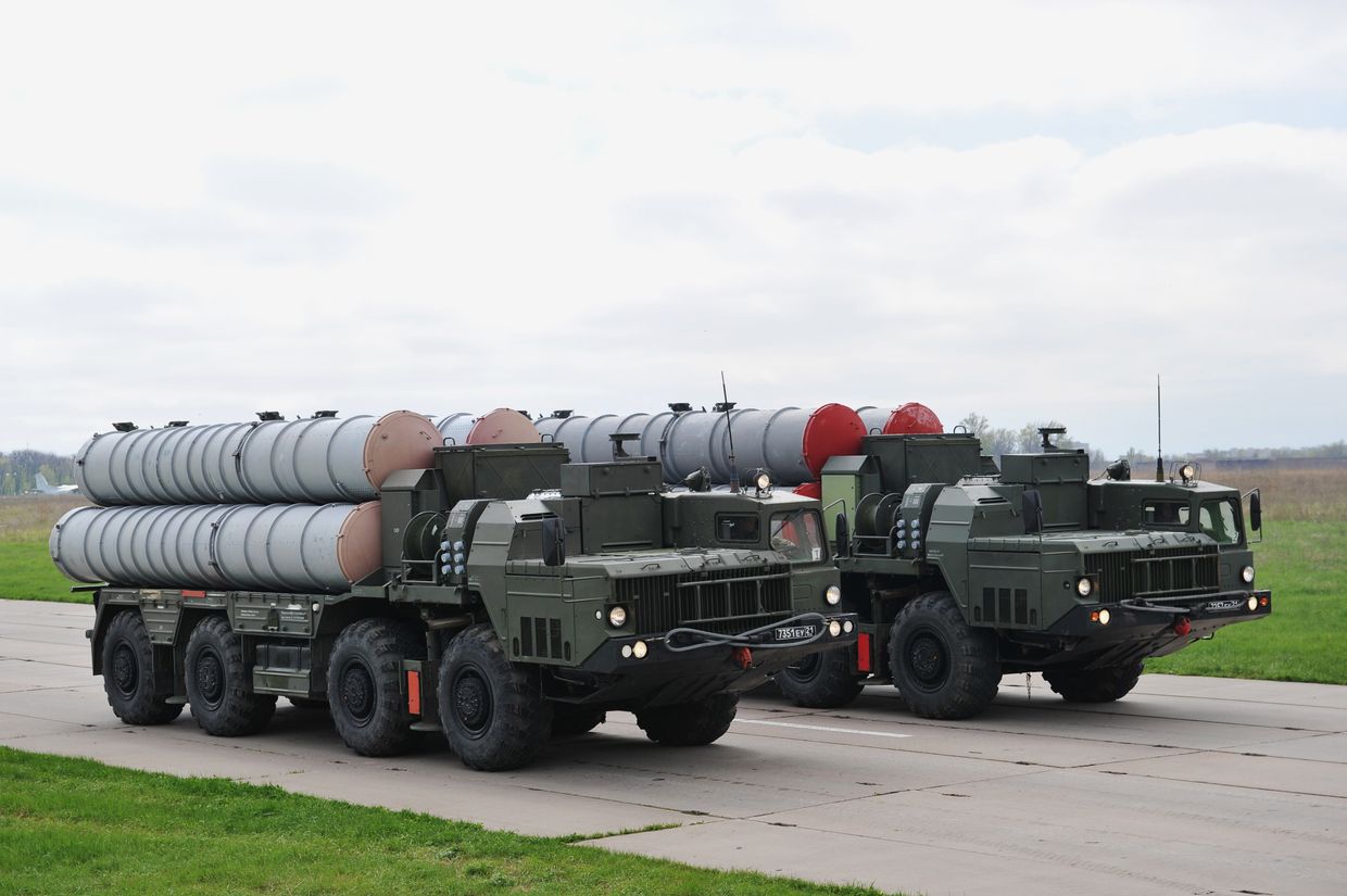 Зенитные ракетные системы С-400 во время тренировки Парада Победы на военном аэродроме в Ростове-на-Дону