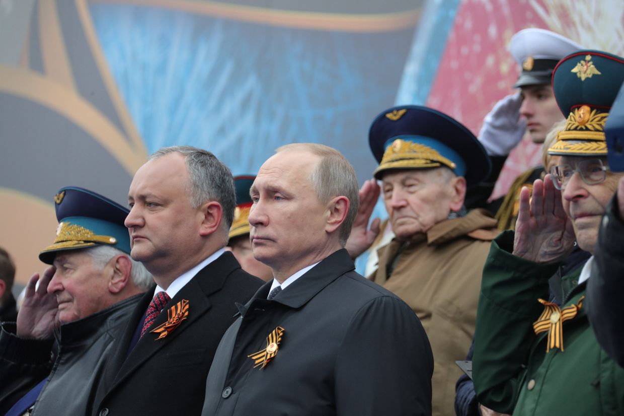 Президент РФ - Верховный главнокомандующий вооружёнными силами РФ Владимир Путин и президент Молдавия Игорь Додон