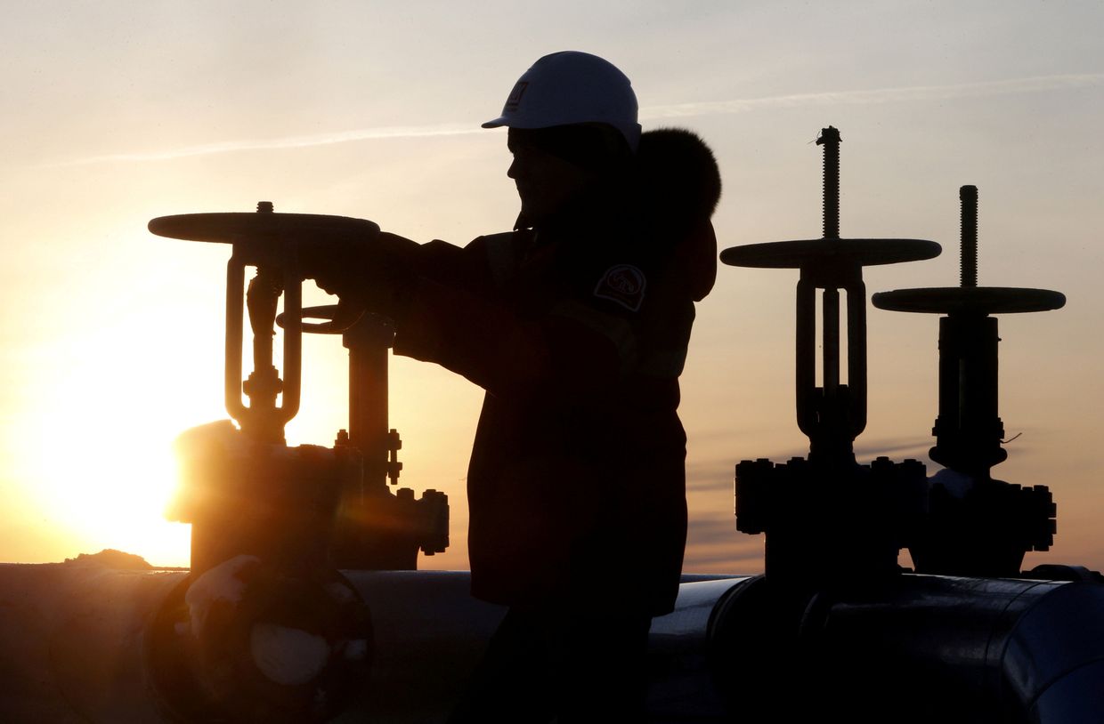 Работник нефтяного месторождения в России Работник нефтяного месторождения в России