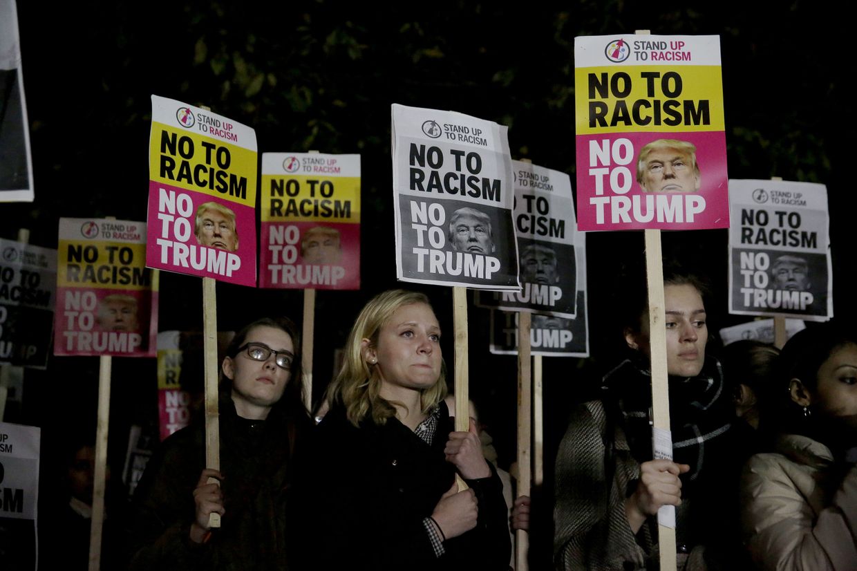 Антирасистская акция протеста против президента США Дональда Трампа