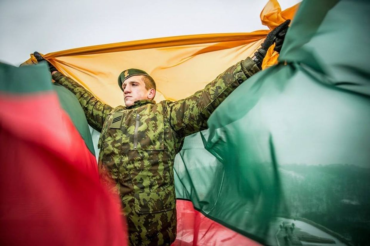 Солдат с флагом Литвы