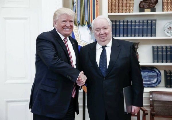 Посол Сергей Кисляк и президент США Дональд Трамп. 10 мая 2017 Посол Сергей Кисляк и президент США Дональд Трамп. 10 мая 2017