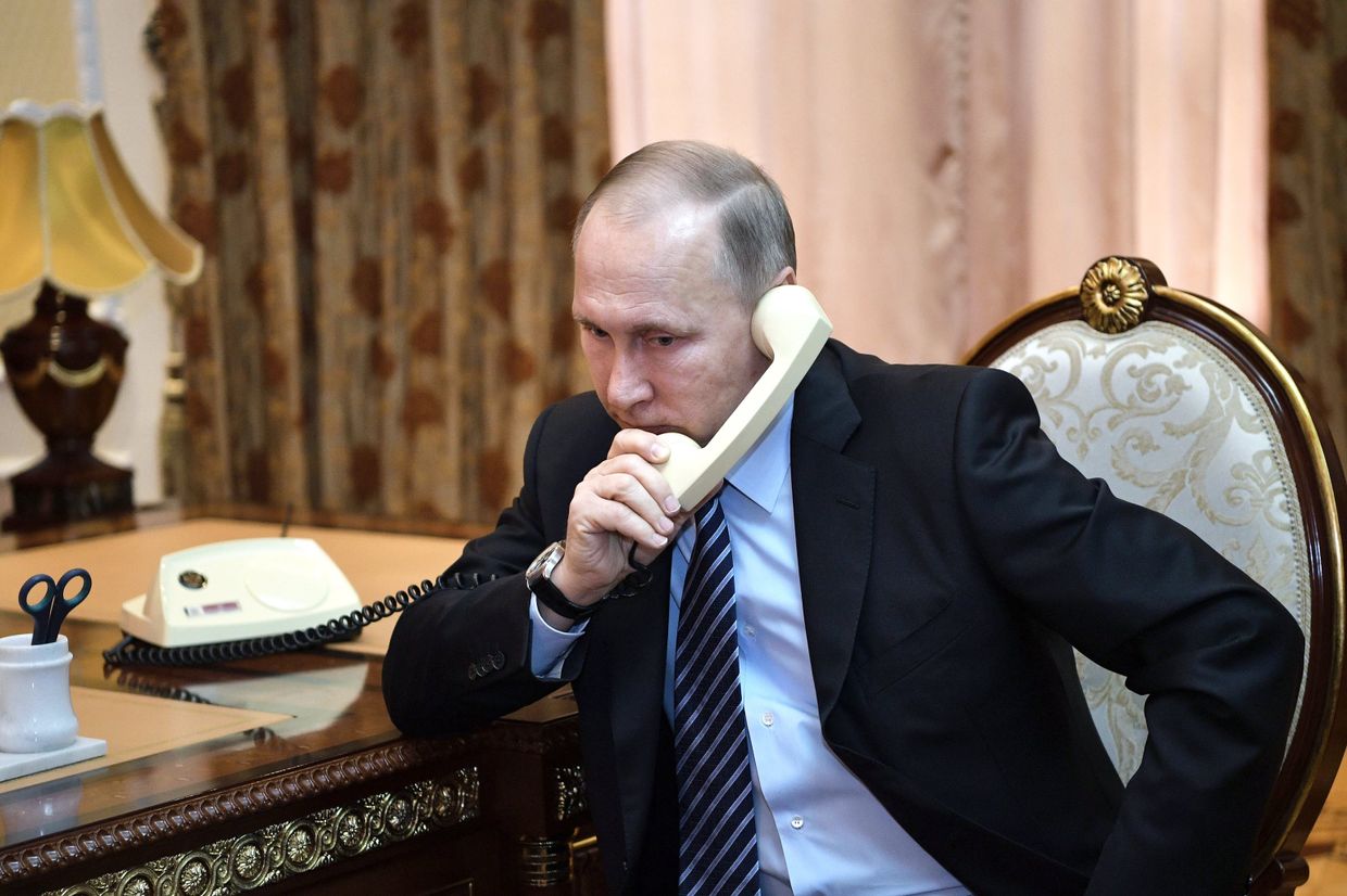 Президент РФ Владимир Путин во время телефонного разговора