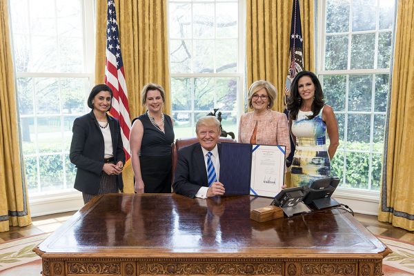 Президент США Днальд Трамп подписывает указ в Овальном кабинете Белого дома Президент США Днальд Трамп подписывает указ в Овальном кабинете Белого дома