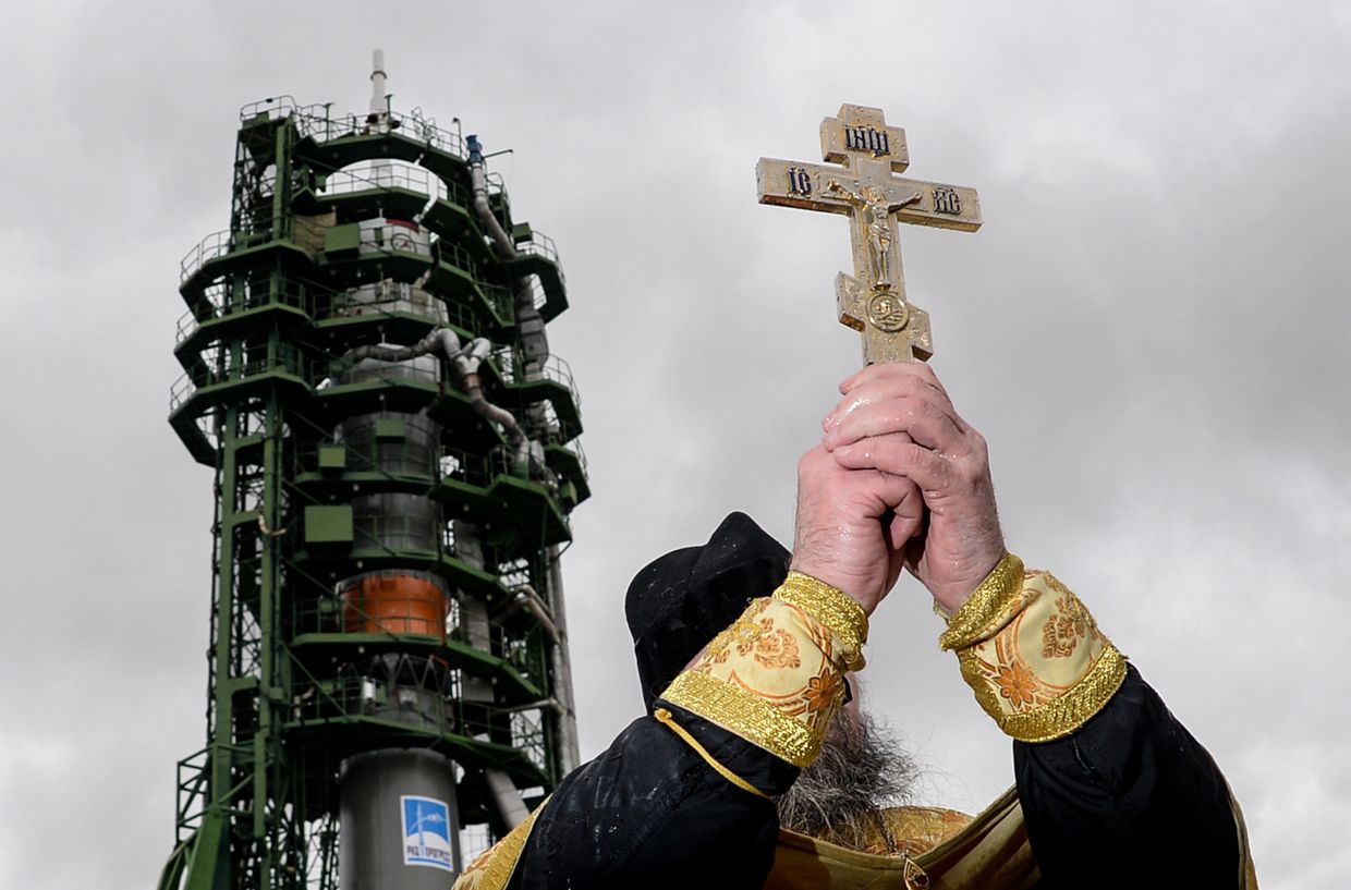 Освящение ракеты-носителя «Союз-ФГ» с кораблем «Союз МС-02»
