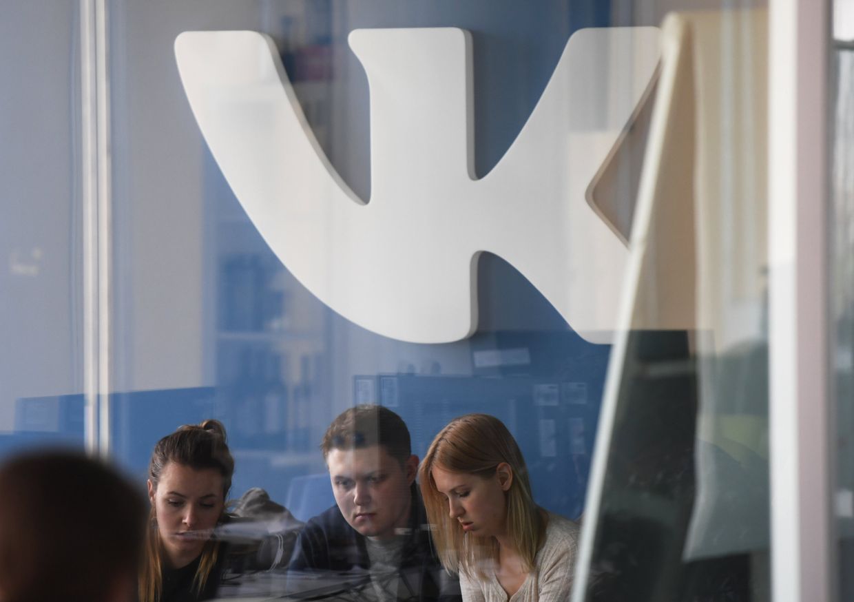 Логотип компании «В контакте» в офисе компании Mail.ru