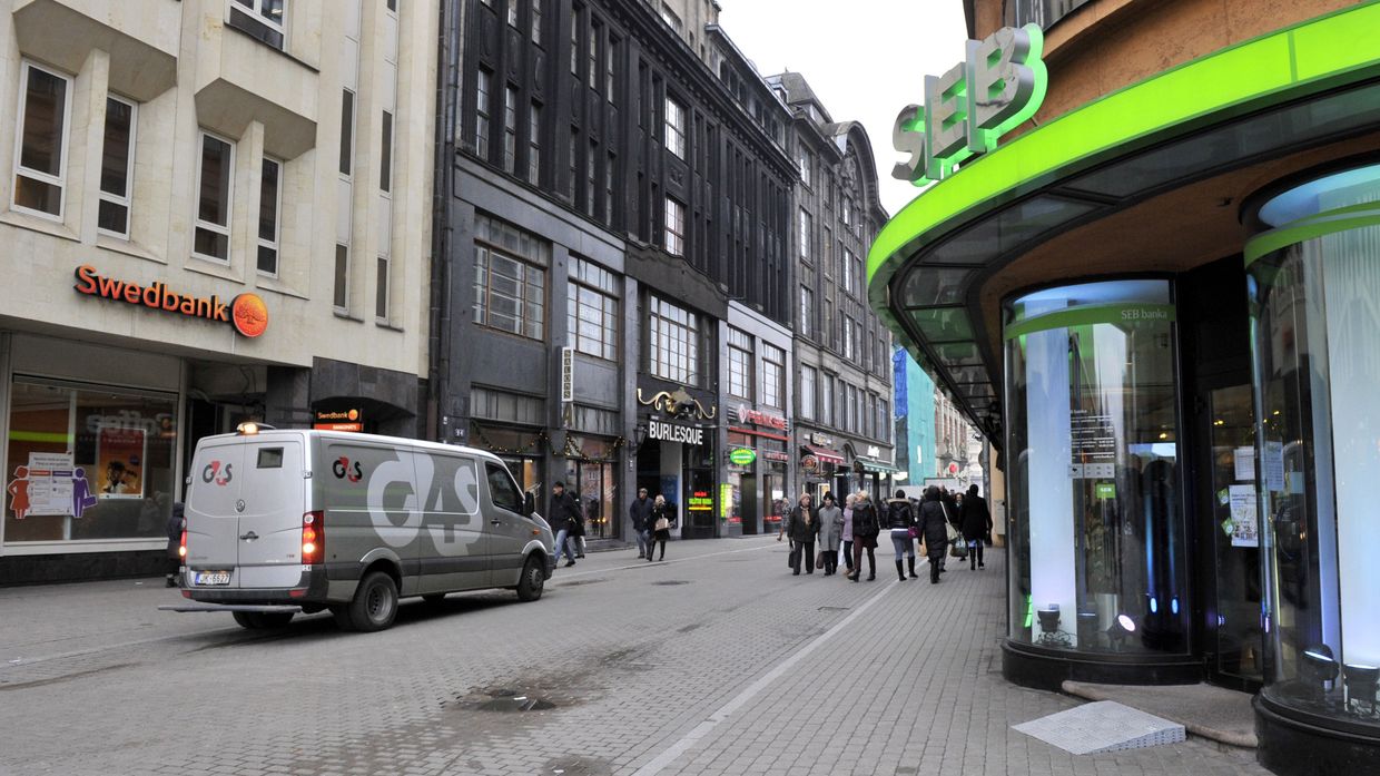 Филиалы крупнейших банков Латвии (Swedbank и SEB) в центре Риги