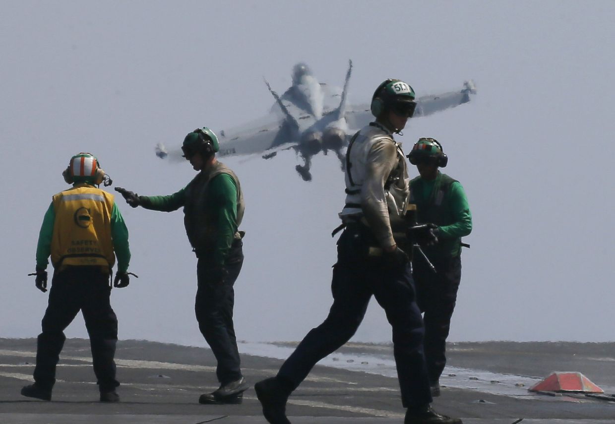 Истребитель ВМС США f18 вылетает с американского авианосца «Карл Винсон»