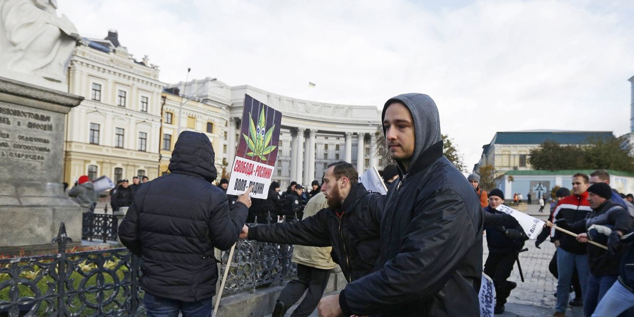 Столкновение украинских националистов с участниками протеста за декриминализацию конопли в Киеве