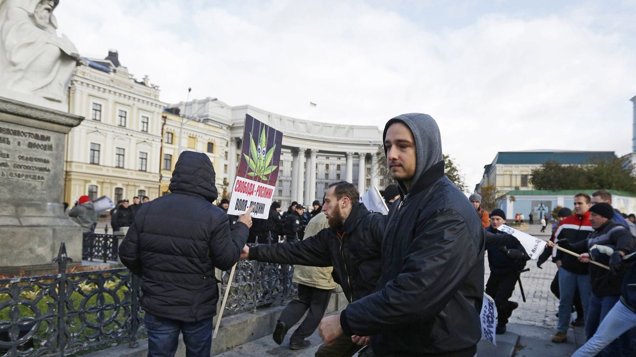 Столкновение украинских националистов с участниками протеста за декриминализацию конопли в Киеве