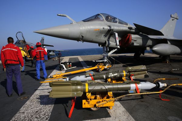 Французский истребитель Rafale перед вылетом на авианосце Шарль де Голль в Персидском заливе