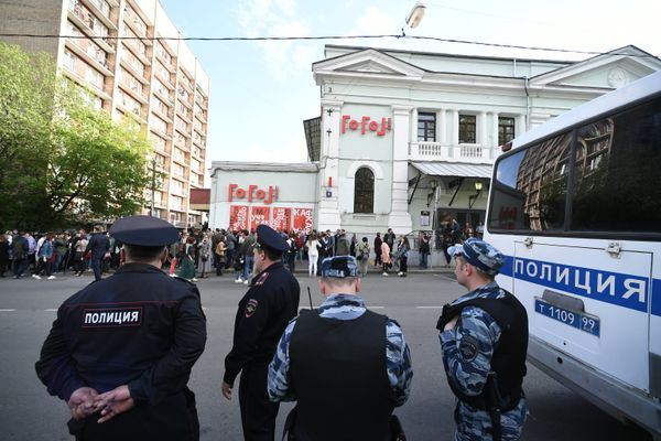 Полиция и прохожие у здания «Гоголь-центр» в Москве
