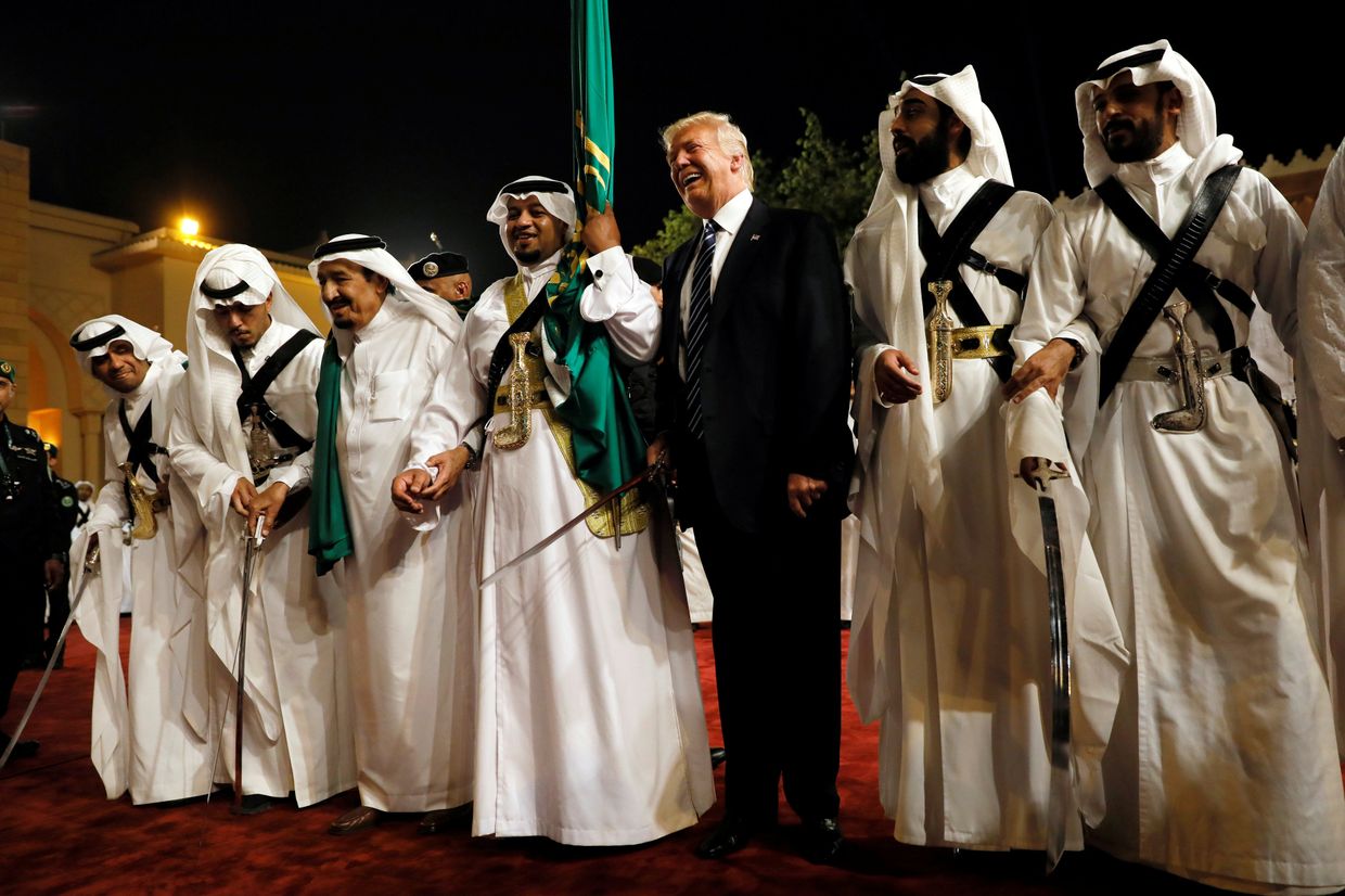 Дональд Трамп на церемонии приветствия во время визита в Саудовскую Аравию