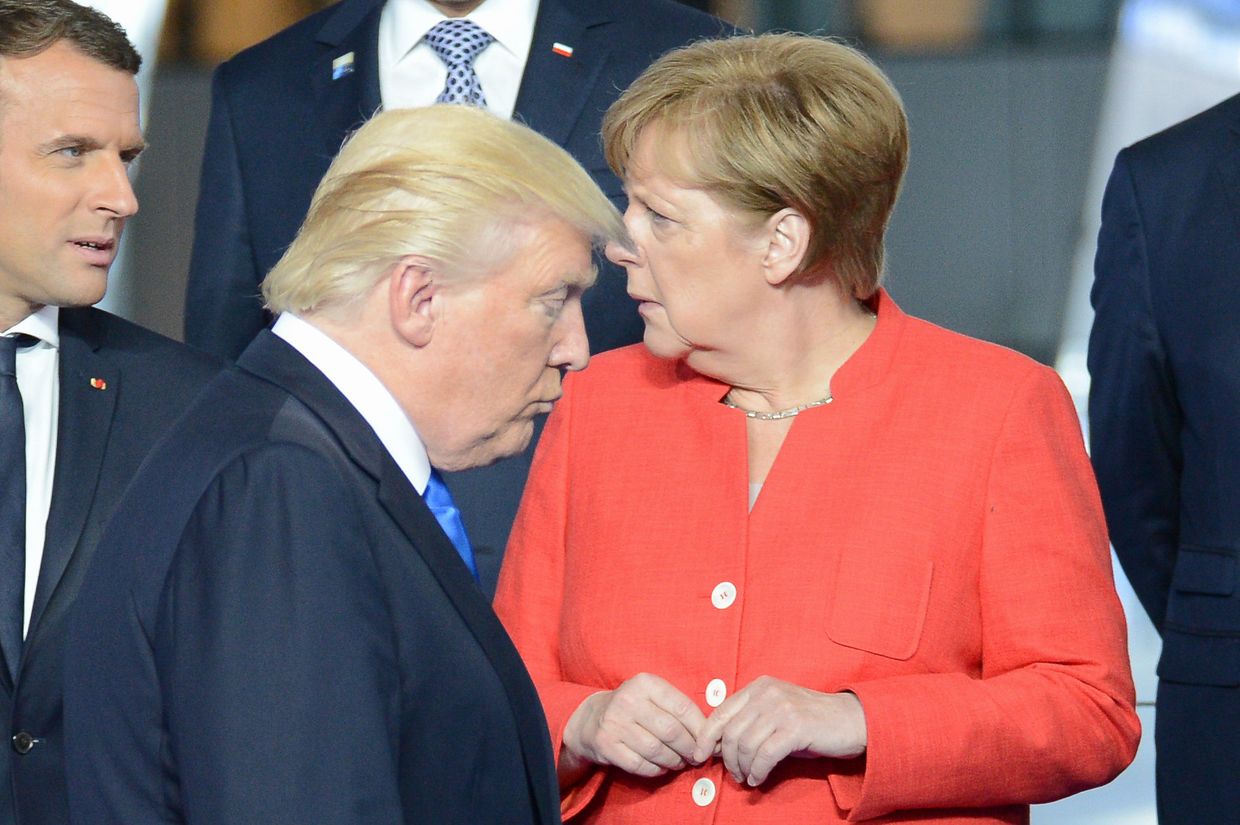 Эммануэль Макрон,  Дональд Трамп и Ангела Меркель на рамках саммите НАТО в Брюсселе
