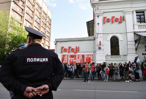 Полиция и прохожие у здания «Гоголь-центр» в Москве Полиция и прохожие у здания «Гоголь-центр» в Москве