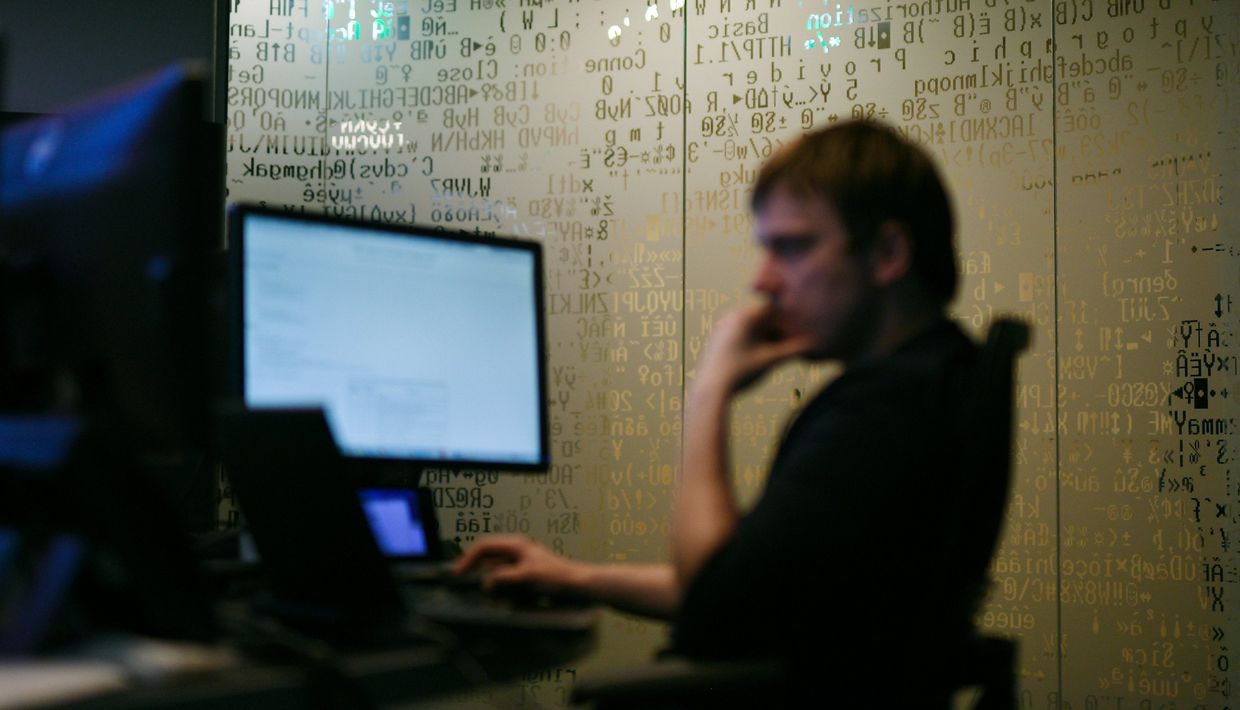 Сотрудник во время работы в компании «Лаборатория Касперского»