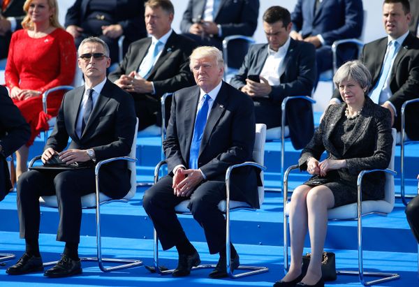 Генсек НАТО Йенс Столтенберг, президент США Дональд Трамп и премьер-министр Великобритании Тереза Мэй на саммите НАТО в Брюсселе Генсек НАТО Йенс Столтенберг, президент США Дональд Трамп и премьер-министр Великобритании Тереза Мэй на саммите НАТО в Брюсселе