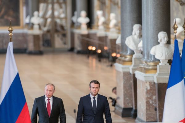 Президент РФ Владимир Путин и президент Франции Эммануэль Макрон