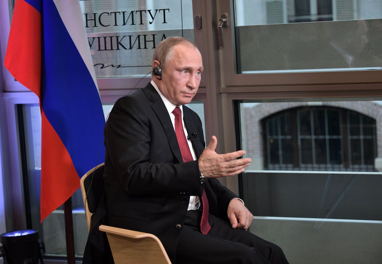 Президент РФ Владимир Путин дает интервью журналистам французского издания «Фигаро»