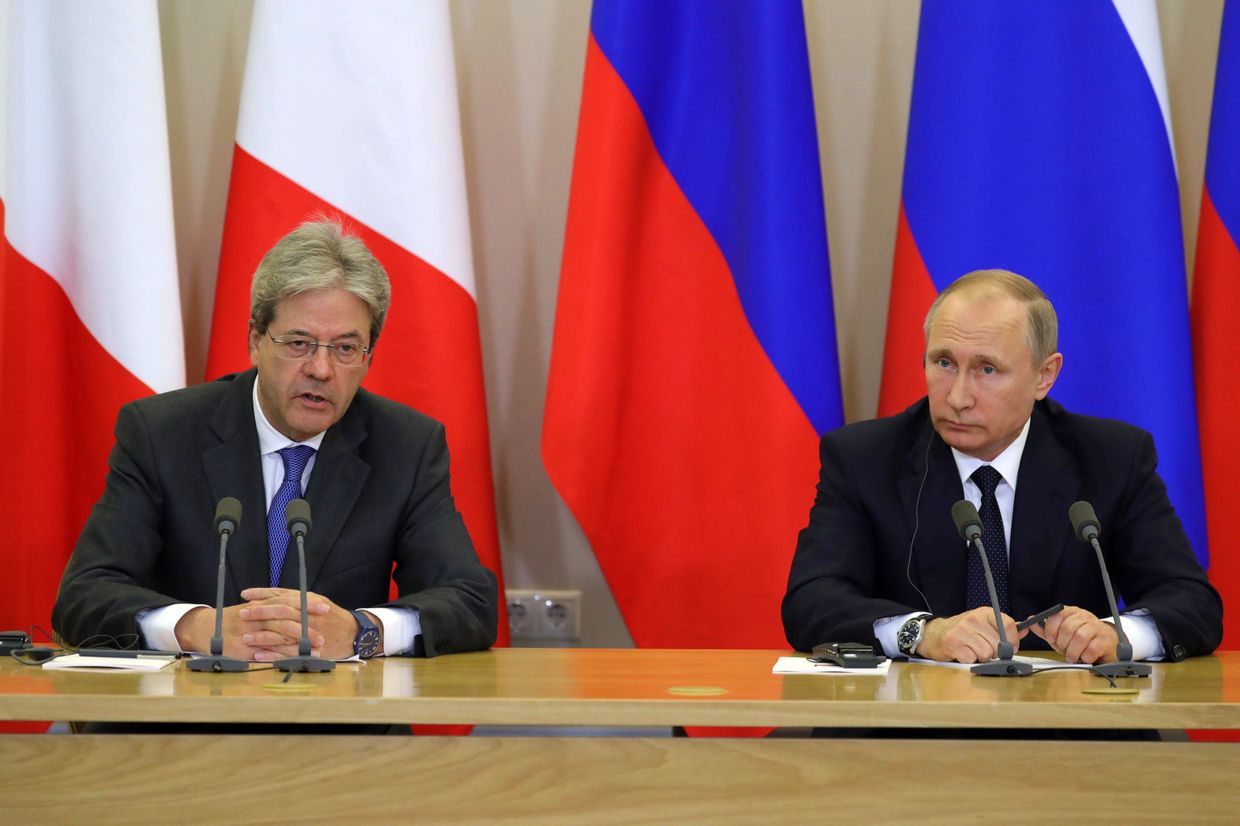 Президент РФ Владимир Путин и председатель Совета министров Италии Паоло Джентилони во время пресс-конференции в Сочи. 17 мая 2017