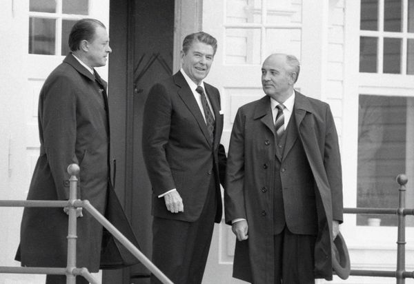 Генеральный секретарь ЦК КПСС Михаил Горбачев и президент США Рональд Рейган перед началом встречи на высшем уровне в Рейкьявике. 1986 год