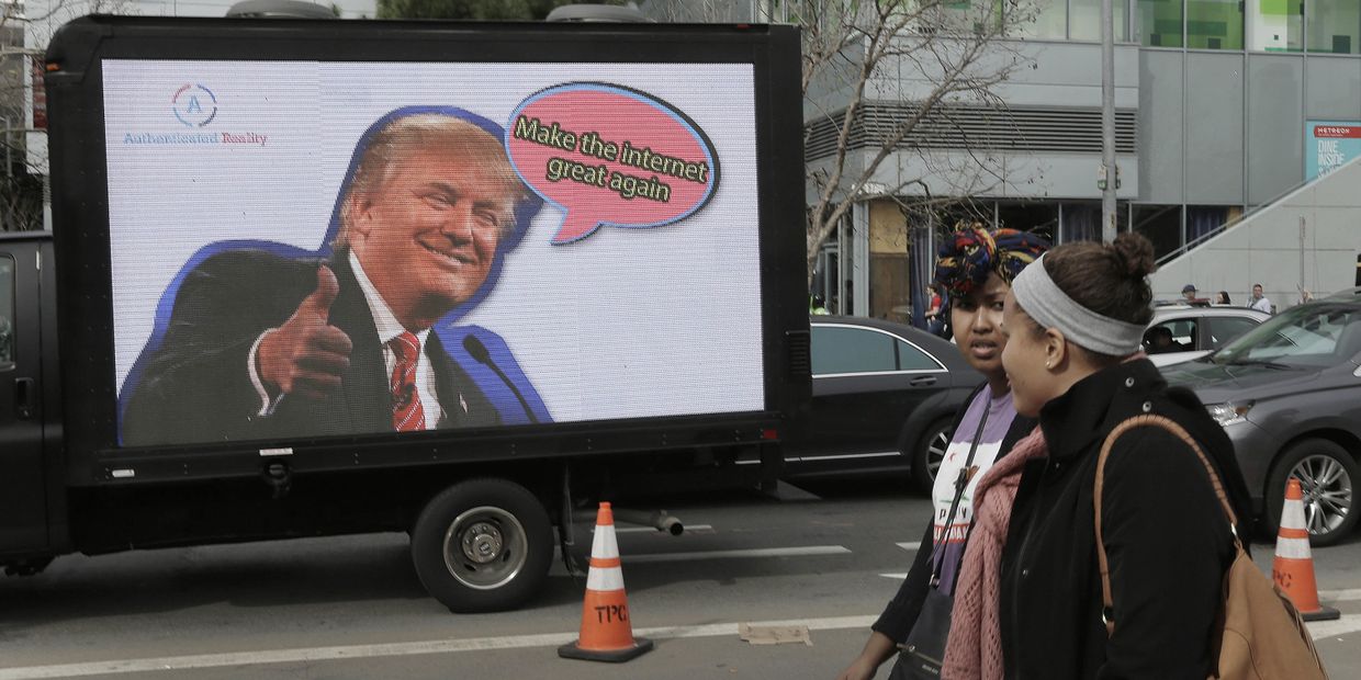 Афиша с изображением Дональда Трампа в Сан-Франциско