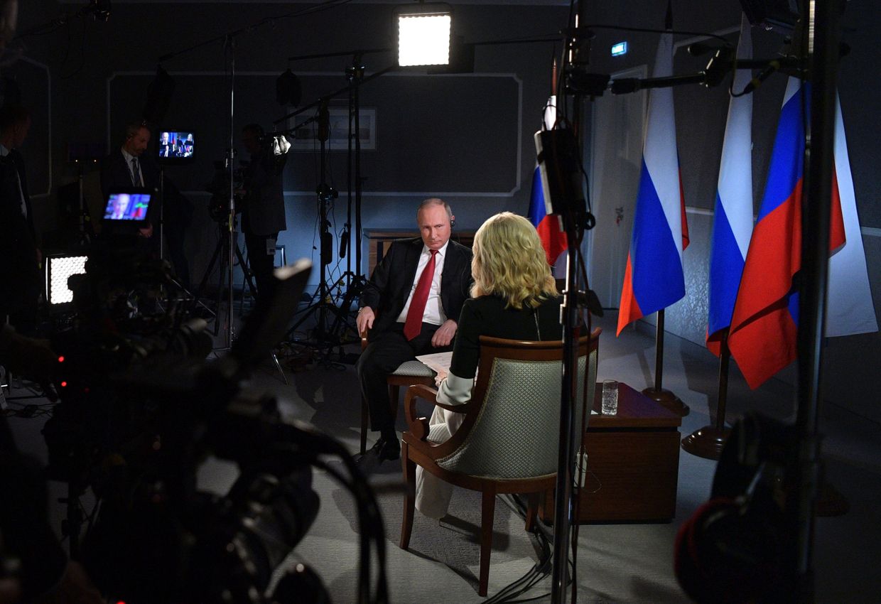 Президент РФ Владимир Путин и телеведущая NBC News Меган Келли во время интервью. 3 июня 2017