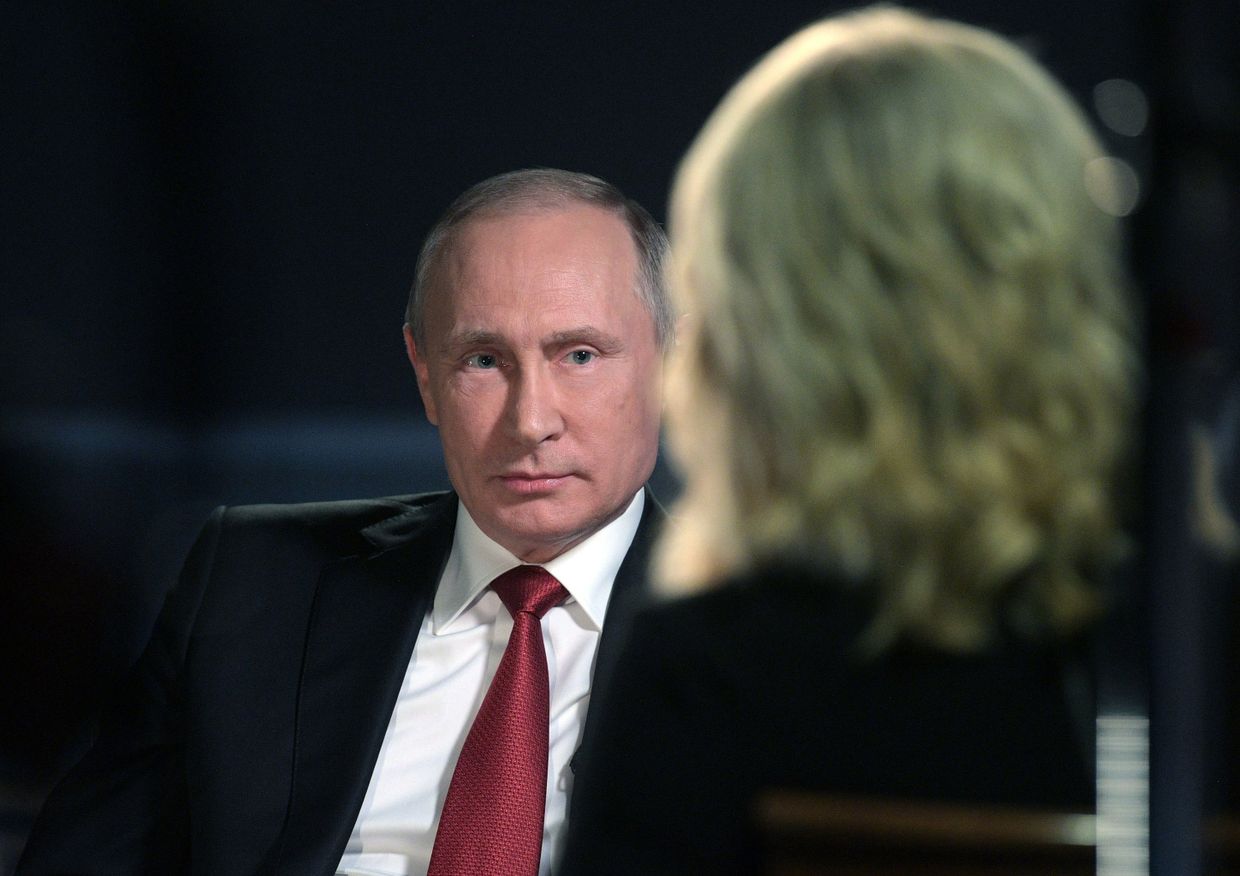 Президент РФ Владимир Путин и телеведущая NBC News Меган Келли во время интервью. 3 июня 2017