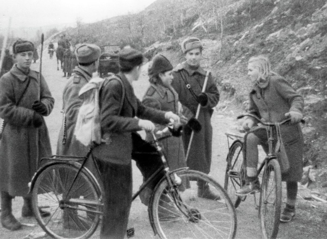 Бойцы Красной Армии и жители Киркенеса. Освобождение Северной Норвегии. 1944 год