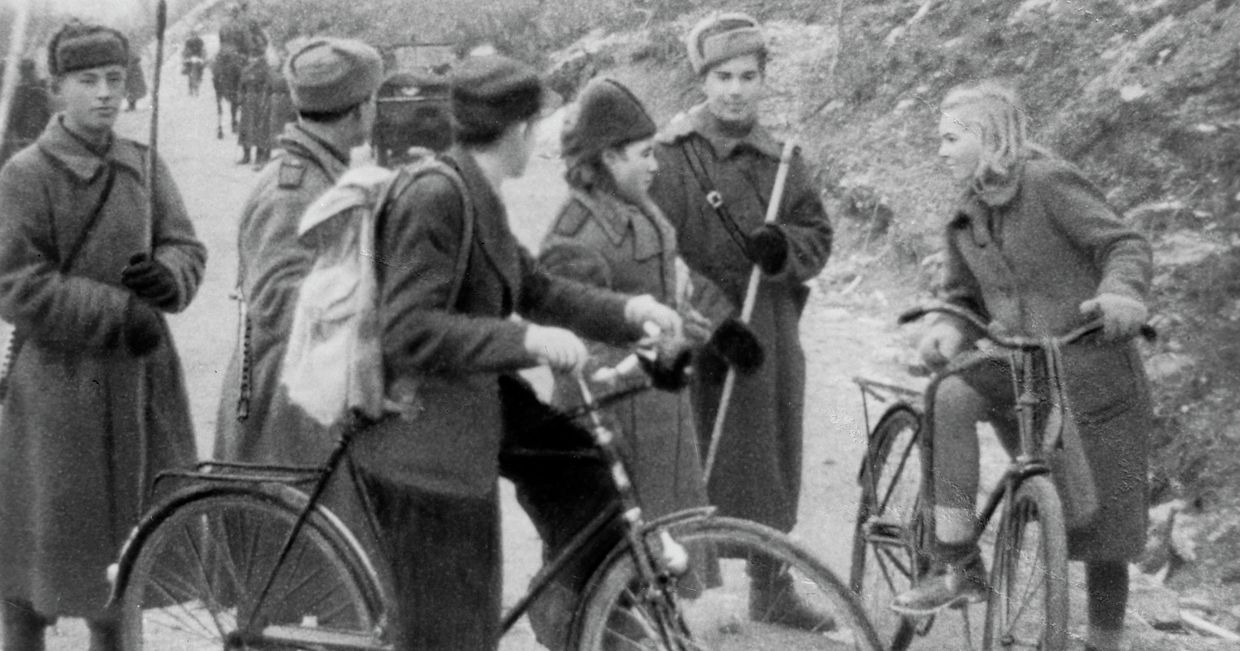 Бойцы Красной Армии и жители Киркенеса. Освобождение Северной Норвегии. 1944 год Бойцы Красной Армии и жители Киркенеса. Освобождение Северной Норвегии. 1944 год