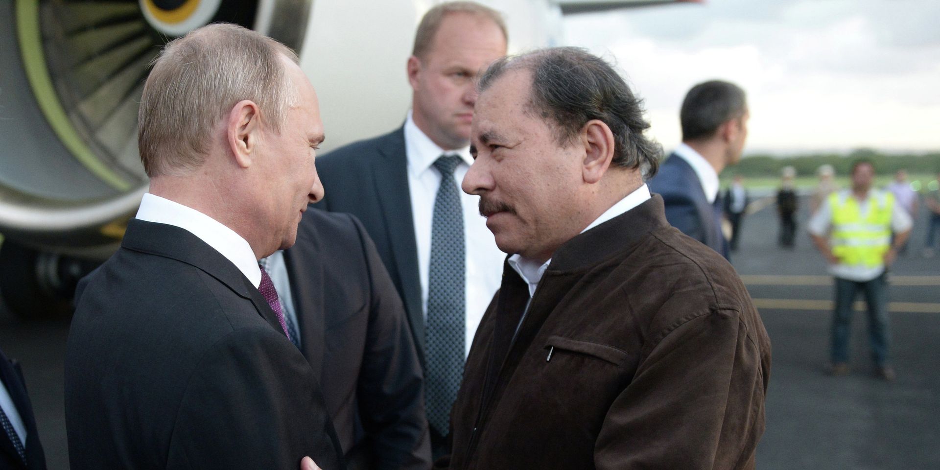 Президент России Владимир Путин и президент Никарагуа Даниэль Ортега во время встречи в аэропорту Манагуа - ИноСМИ, 1920, 24.06.2021