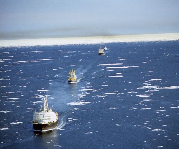 Караван судов на трассе Северного морского пути, 1984 год