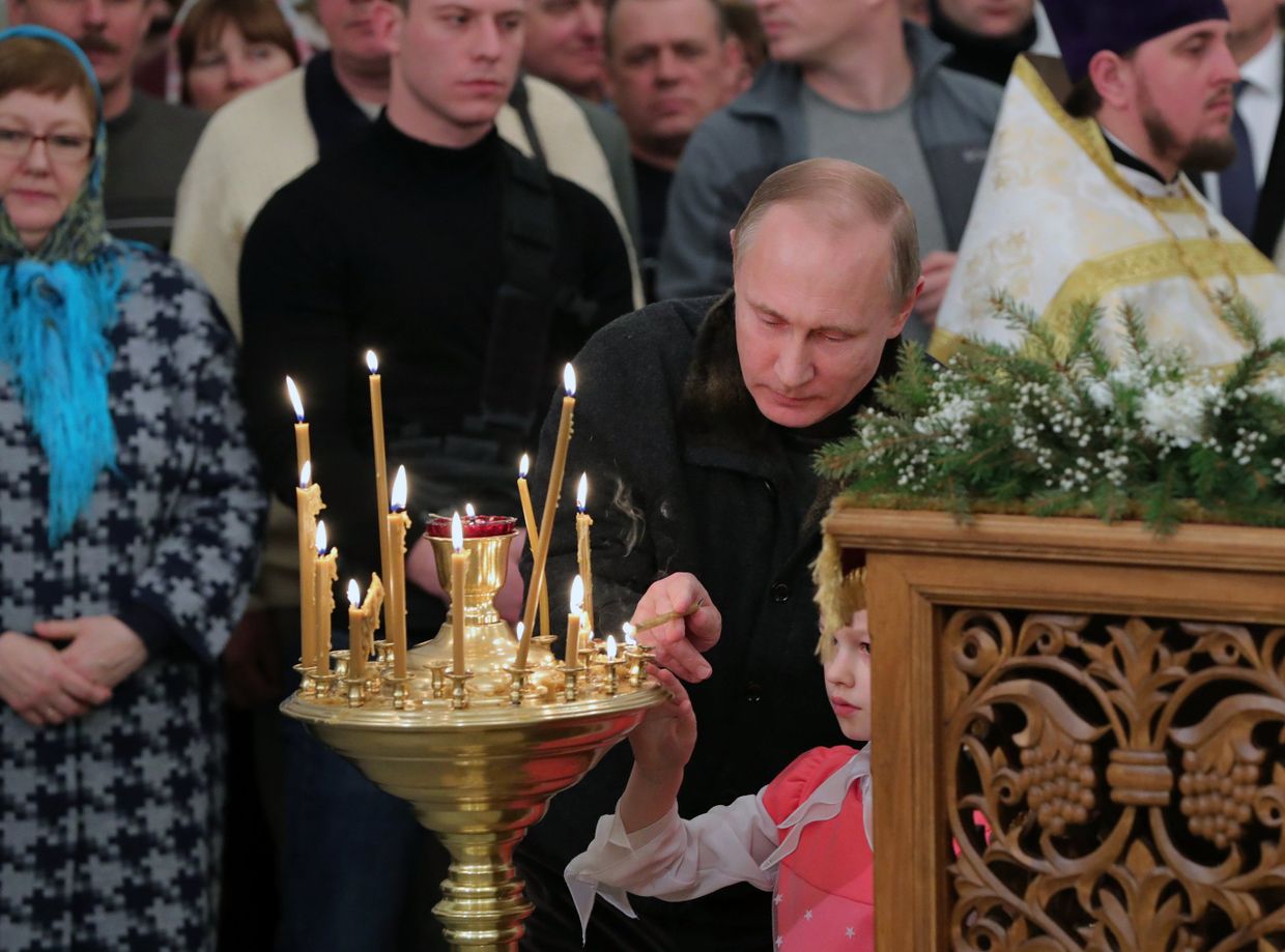 Президент РФ Владимир Путин во время Рождественского богослужения