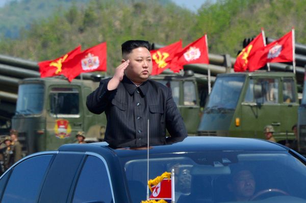 Лидер Северной Кореи Ким Чен Ын на военном параде