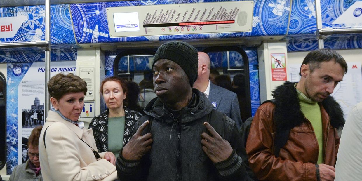 Пассажиры в поезде московского метрополитена, оформленного ко Дню космонавтики и посвященного 55-летию первого полета человека в космос