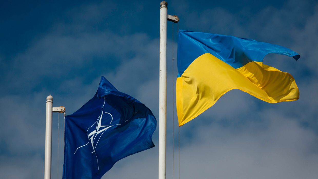 Национальный флаг Украины и флаг Организации Североатлантического договора