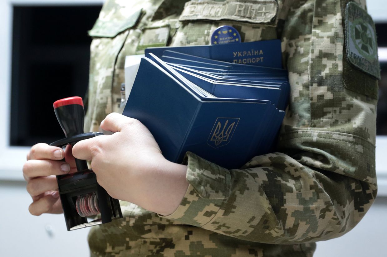Сотрудница пограничной службы Украины на международном пункте пропуска через украинско-польскую границу