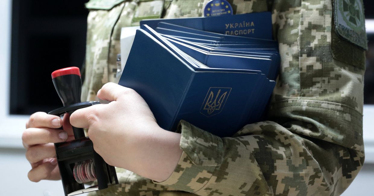 Сотрудница пограничной службы Украины на международном пункте пропуска через украинско-польскую границу Сотрудница пограничной службы Украины на международном пункте пропуска через украинско-польскую границу