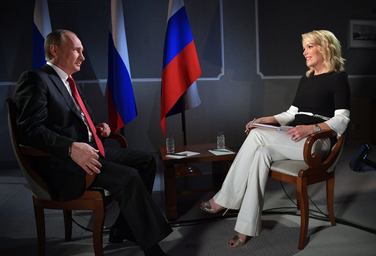 Президент РФ Владимир Путин и телеведущая NBC News Меган Келли во время интервью. 3 июня 2017