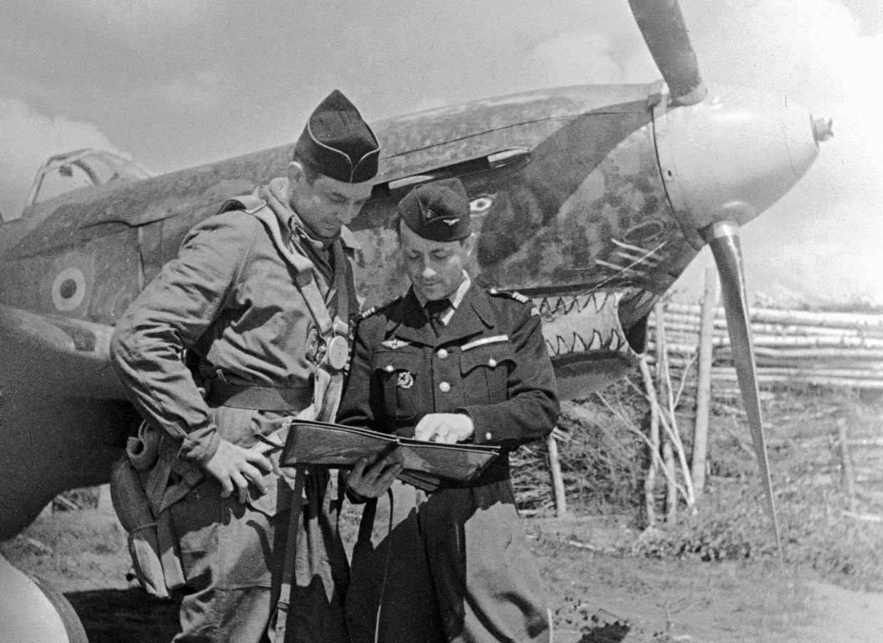 Командир эскадрильи Нормандия-Неман ставит боевую задачу лётчику