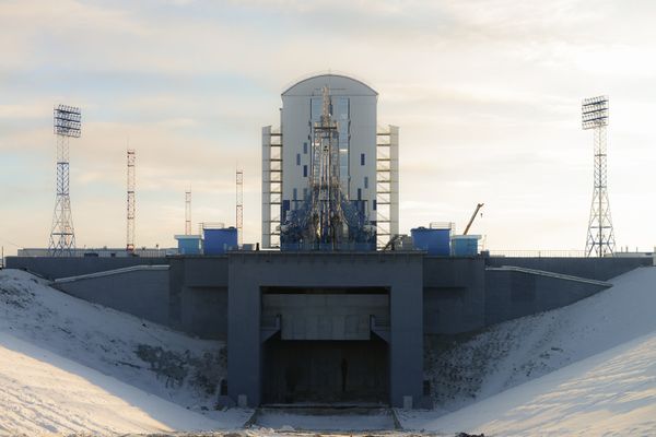 Стартовый стол и мобильная башня обслуживания космодрома «Восточный»