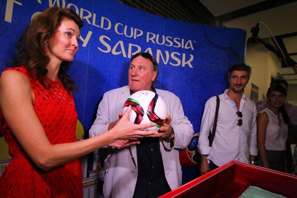 Актер Жерар Депардье у стенда в Саранске, посвященного чемпионату мира по футболу 2018