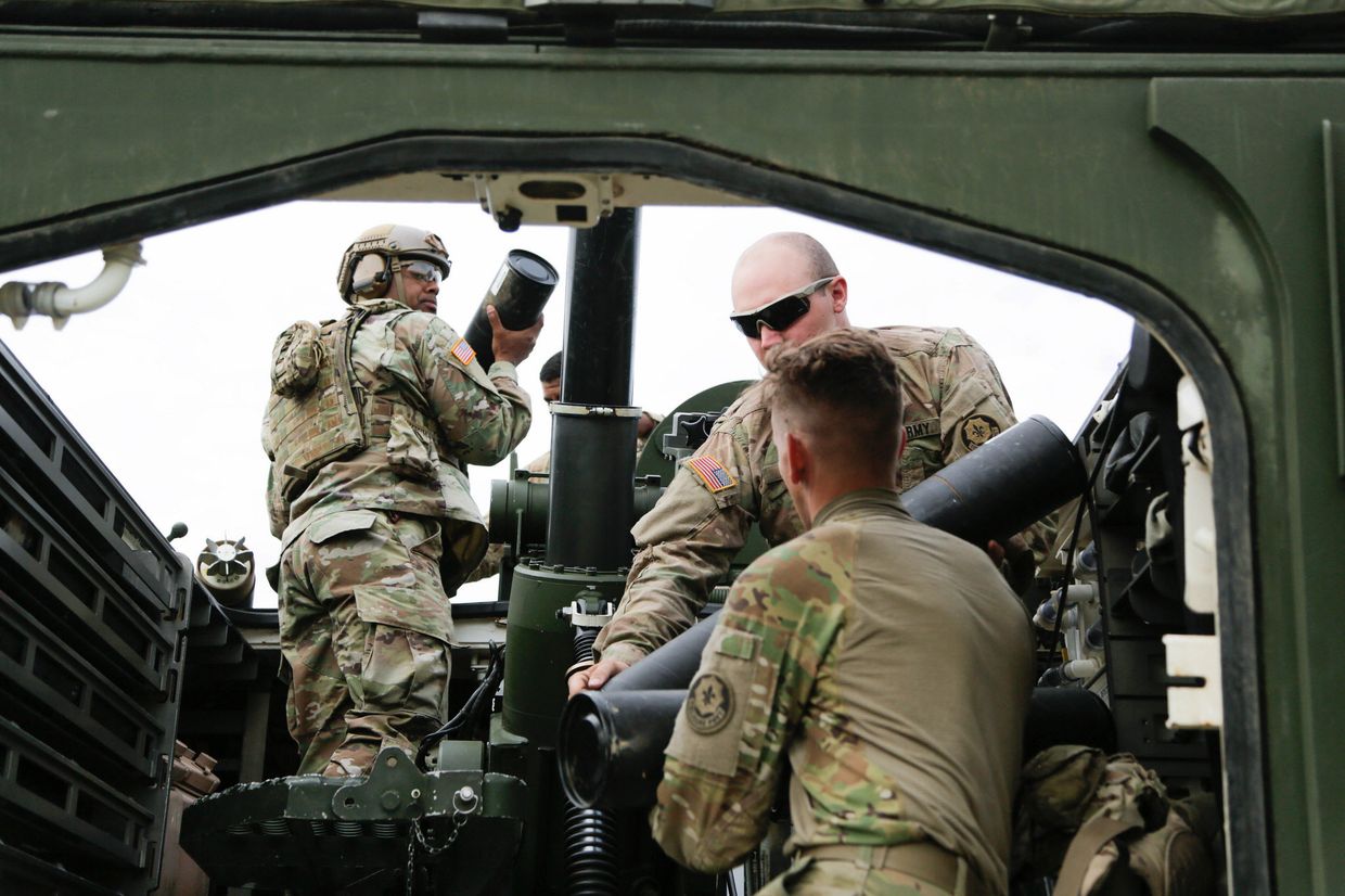 Расчет самоходного миномета M1129 на учениях Saber Strike 17