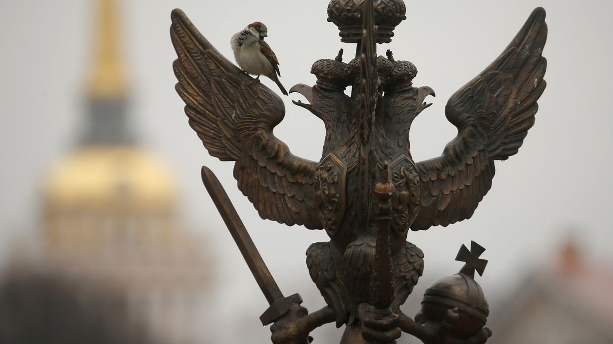 Бронзовая скульптура двуглавого орла на заборе на Дворцовой площади в Санкт-Петербурге Бронзовая скульптура двуглавого орла на заборе на Дворцовой площади в Санкт-Петербурге