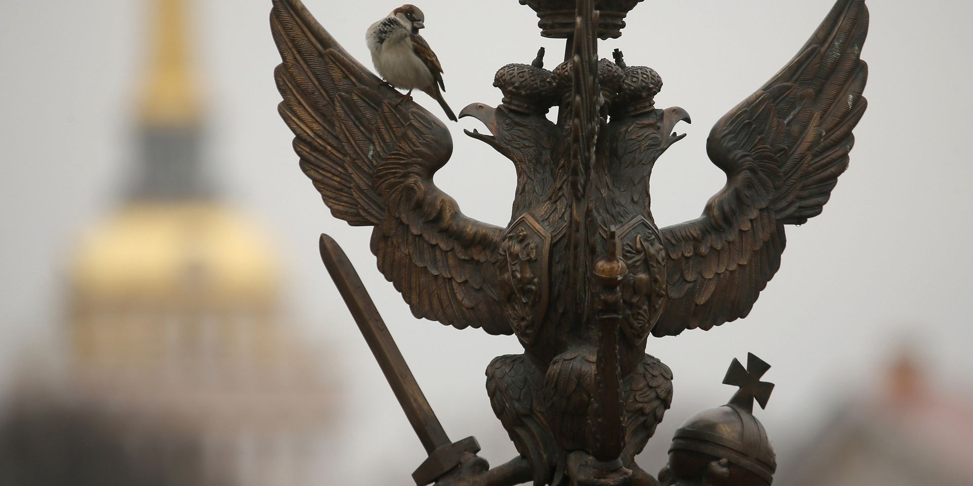 Бронзовая скульптура двуглавого орла на заборе на Дворцовой площади в Санкт-Петербурге - ИноСМИ, 1920, 18.11.2020