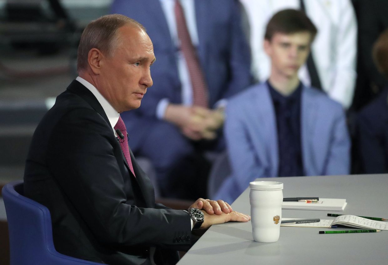 Президент РФ Владимир Путин во время ежегодной Прямой линии. 15 июня 2017 Президент РФ Владимир Путин во время ежегодной Прямой линии. 15 июня 2017