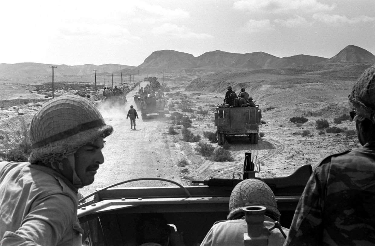 Израильские военные переходят через Синай во время шестидневной войны. 1967